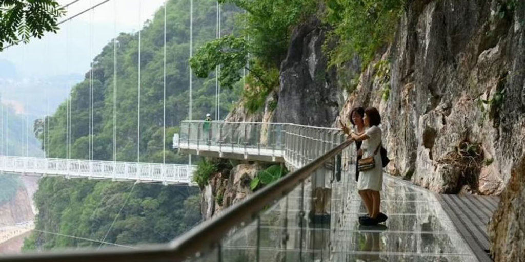 افتتاح طولانی ترین پل شیشه ای جهان در ویتنام