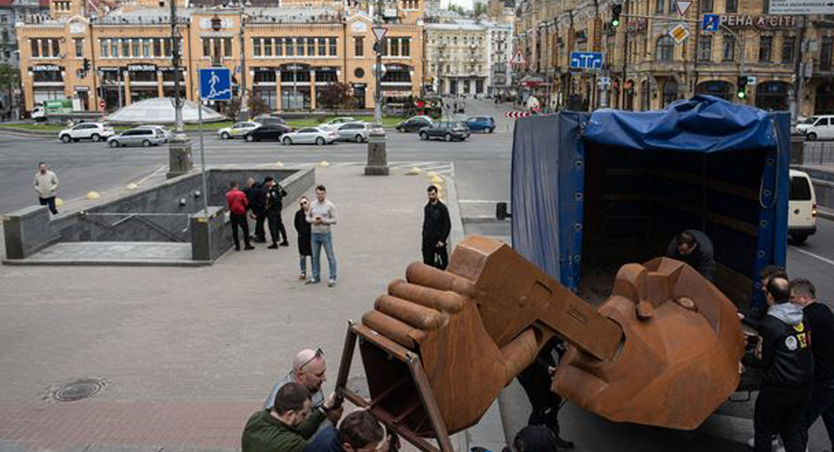 مجسمه پوتین با اسلحه ای در دهان، با عنوان «به خودت شلیک کن» در کیف ساخته شد