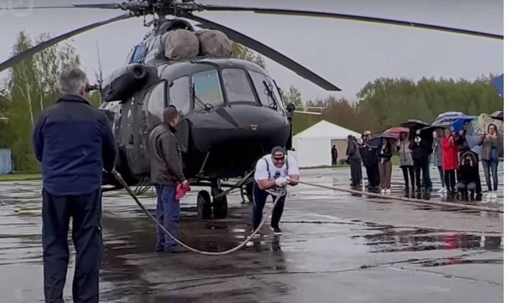 هالک روسی با کشیدن سه هلیکوپتر همزمان رکورد جهان را شکست + ویدیو