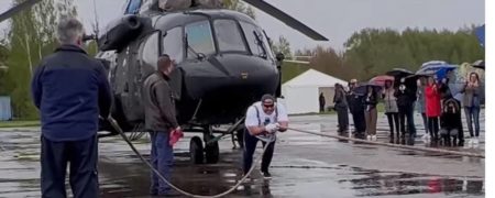 هالک روسی با کشیدن سه هلیکوپتر همزمان رکورد جهان را شکست + ویدیو