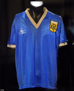 حراج پیراهن مارادونا موسوم به «دست خدا» (Hand of God) به قیمت 7.1 میلیون پوند