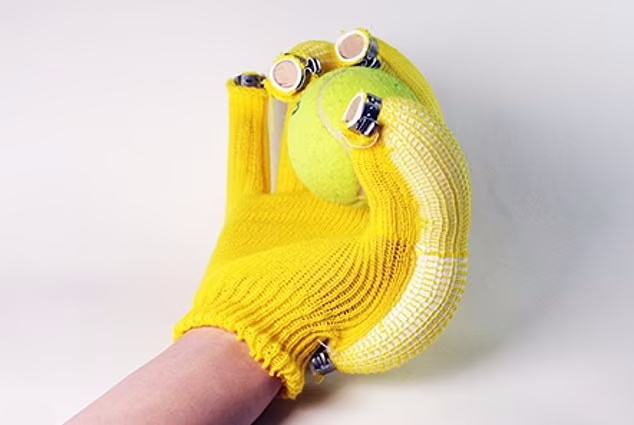 اختراع دستکش خودکار انگشت موزی برای کمک به آسیب دیدگان + ویدیو