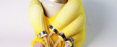 اختراع جدید دانشمندان: دستکش کمکی با انگشت هایی به شکل موز + ویدیو