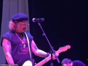 اجرا و خوانندگی جانی دپ در کنسرت گیتاریست مشهور پس از پایان دادگاه