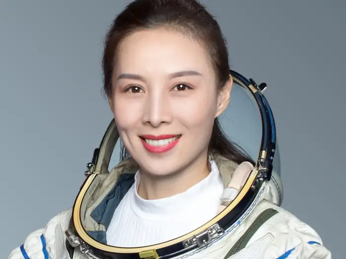 فضانوردان زن چگونه موهایشان را در فضا می شویند؟ + ویدیو