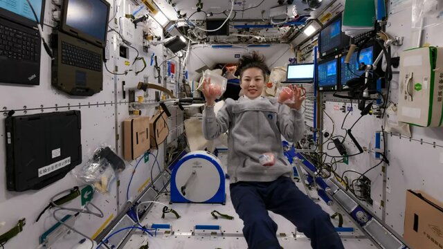شست و شوی مو در ایستگاه فضایی به سبک فضانورد چینی + ویدیو