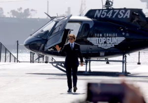 تام کروز سوار بر یک هلیکوپتر در مراسم اکران اولیه فیلم Top Gun: Maverick 