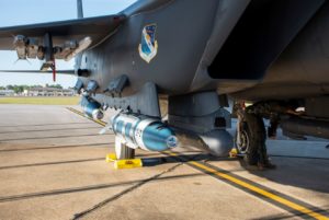 بمب Quicksink که توسط آزمایشگاه تحقیقاتی نیروی هوایی ایالات متحده توسعه یافته، یک بمب معمولی 2000 پوندی بدون قابلیت هدایت شوندگی را به یک بمب هدای شونده دارای قابلیت شناسایی، تعقیب و حمله سریع به کشتی های در حال حرکت تبدیل می کند.
