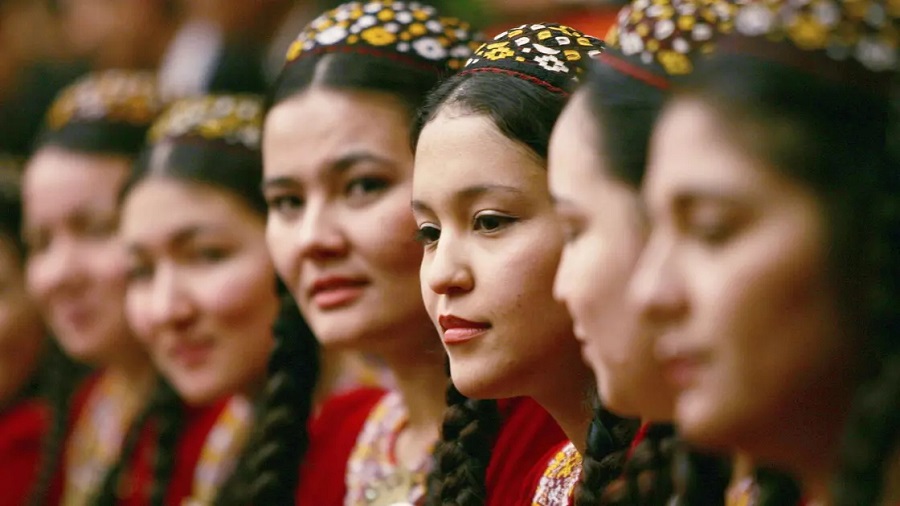 وضع ممنوعیت‌های طالبانی برای زنان در ترکمنستان؛ رنگ مو و نشستن در صندلی جلو ممنوع!