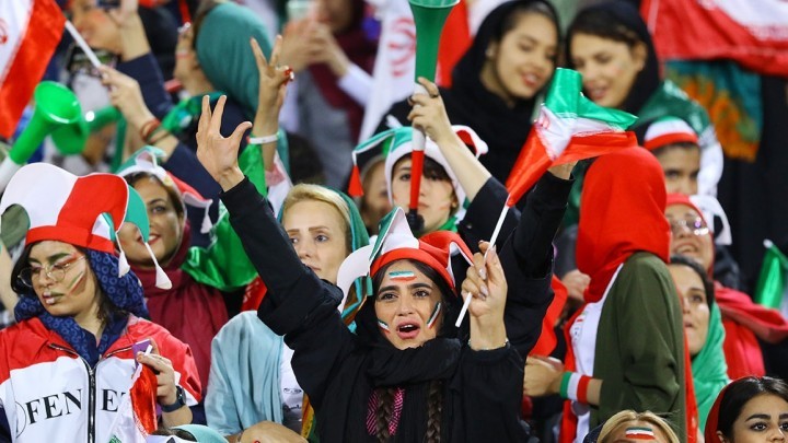 ممنوعیت ورود زنان به ورزشگاه ها در سه شهر مذهبی از جمله مشهد؟ [تکذیب شد]