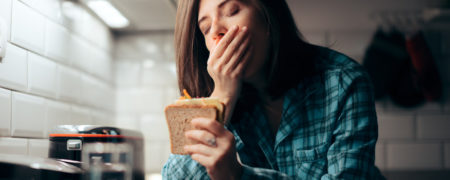 باور غلط در مورد کاهش وزن : آیا خوردن غذا در آخر شب باعث اضافه وزن می‌شود؟