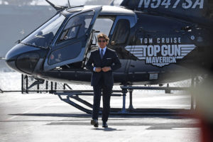 تام کروز سوار بر یک هلیکوپتر در مراسم اکران اولیه فیلم Top Gun: Maverick 