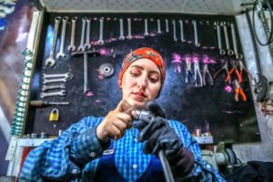 کیانا یاراحمدی زن مکانیک تهرانی که تابوهای این عرصه را شکسته است