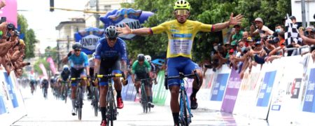 لحظه ترسناک برخورد دوچرخه سوار با همسرش در خط پایان مسابقه + ویدیو