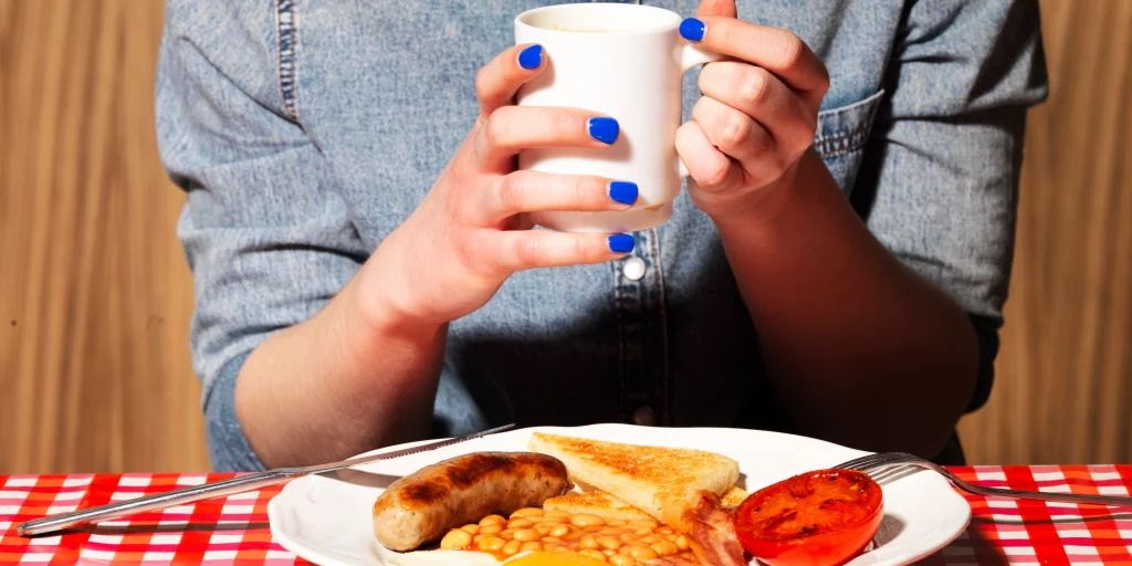 چه وقت از روز صبحانه بخوریم تا وزن کم کنیم؟