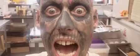 مردی با بیش از ۶۰۰ خالکوبی یک تتوی بحث برانگیز دیگر به پوستش اضافه کرد