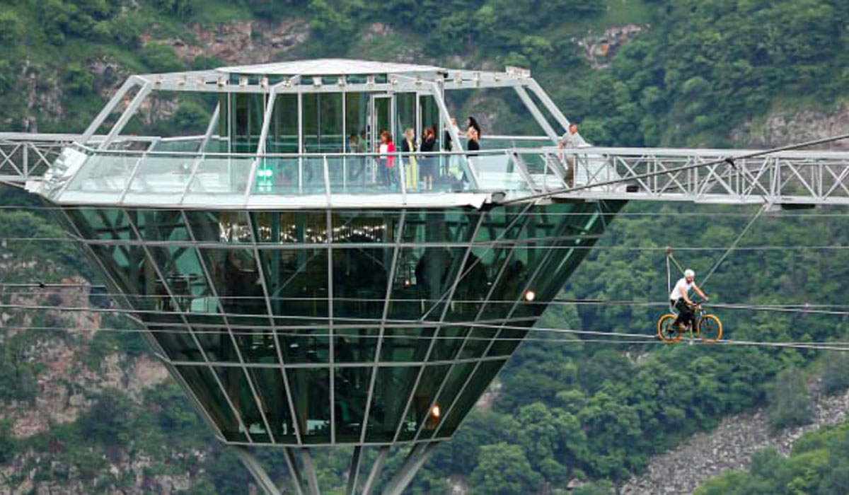 تصاویری از بلندترین کافه شیشه‌ای معلق جهان