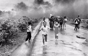 دختر 9 ساله ویتنامی که عکس تکان دهنده او مسیر جنگ ویتنام را تغییر داد