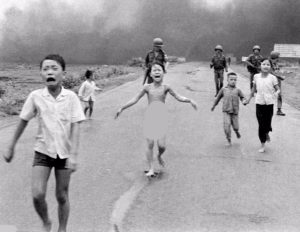 دختر 9 ساله ویتنامی که عکس تکان دهنده او مسیر جنگ ویتنام را تغییر داد