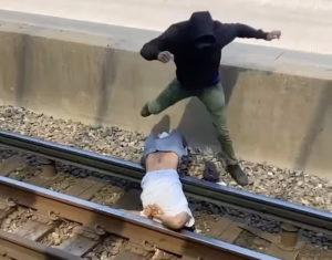حرکت شجاعانه مرد جوان برای نجات مردی که روی ریل قطار افتاده