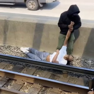 حرکت شجاعانه مرد جوان برای نجات مردی که روی ریل قطار افتاده