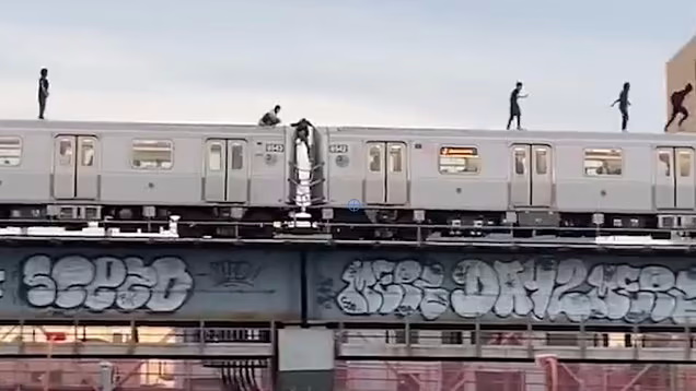 لحظه خطرناک دویدن هشت جوان روی سقف قطار در حال حرکت + ویدیو