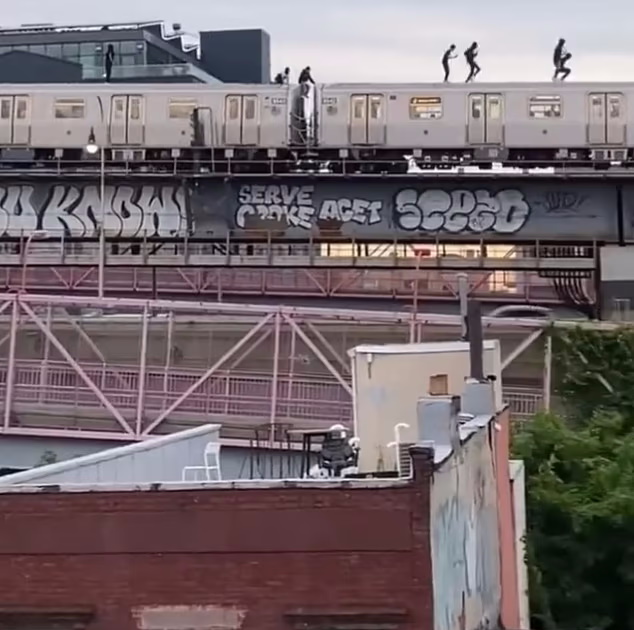 لحظه خطرناک دویدن هشت جوان روی سقف قطار در حال حرکت + ویدیو