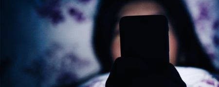 استفاده از تلفن همراه قبل از خواب چه مضراتی برای سلامت شما دارد؟