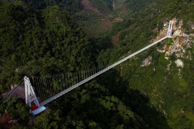 لحظه هولناک پا گذاشتن گردشگران بر طولانی ترین پل شیشه ای جهان + ویدیو