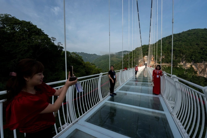 لحظه هولناک پا گذاشتن گردشگران بر طولانی ترین پل شیشه ای جهان + ویدیو