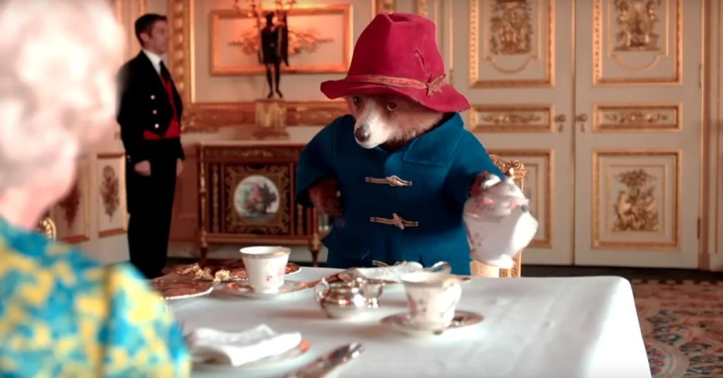خرس پدینگتون در کاخ باکینگهام با ملکه چای می نوشد + ویدیو