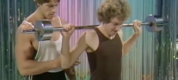 تصویر قدیمی از آرنولد شوارتزنگر در نقش مربی بدنسازی در دهه ۱۹۷۰ + ویدیو