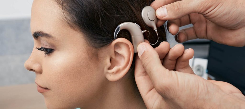 جراحی کاشت حلزون چیست و آیا به ناشنوایان کمک می‌کند تا بتوانند بشنوند؟