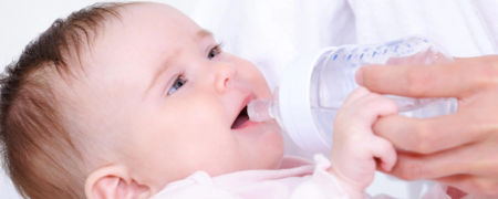 هشدار به والدین: آب دادن به نوزاد شیرخوار ممنوع؛ حتی در اوج گرما!