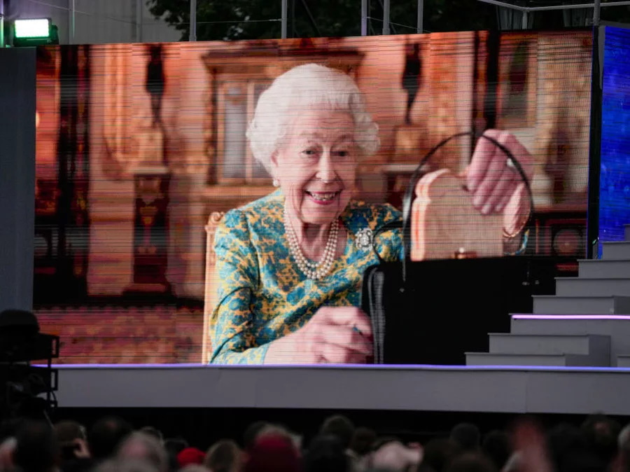 خرس پدینگتون در کاخ باکینگهام با ملکه چای می نوشد + ویدیو