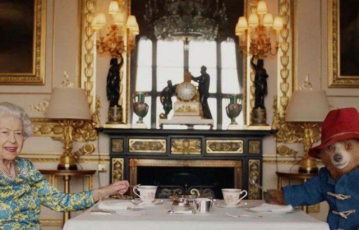خرس پدینگتون با ملکه الیزابت چای می نوشد + ویدیو