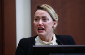 اعضای هیئت منصفه گریه های امبر هرد در دادگاه را اشک تمساح می دانستند