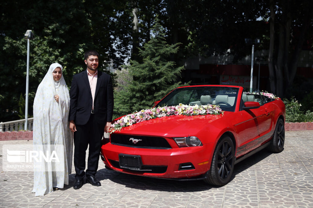 در جشن ازدواج دانشجویی دانشگاه افسری، خودروی آمریکایی موستانگ ماشین عروس شد!