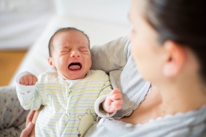 نشانه‌ هایی که می‌گوید گریه کودک شما جدی است