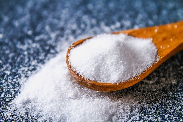 پاشیدن نمک اضافی هنگام خوردن غذا باعث مرگ زودهنگام می شود