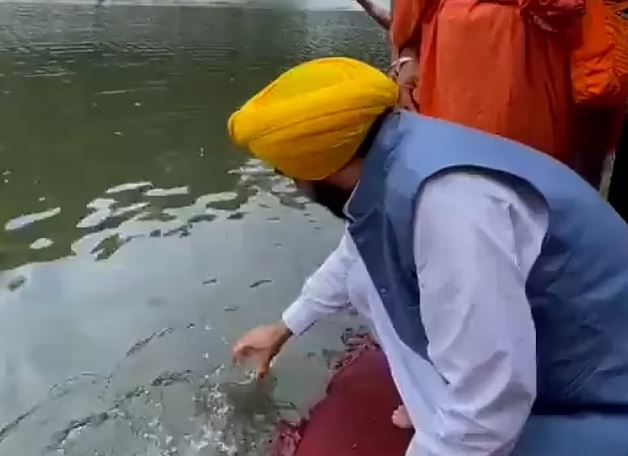 وزیر هندی با خوردن آب آلوده رودخانه مقدس «کالی بین»  راهی بیمارستان شد