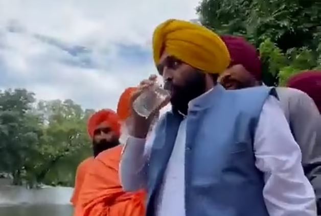 وزیر هندی با خوردن آب آلوده رودخانه مقدس «کالی بین»  راهی بیمارستان شد