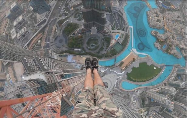 صعود دلهره آور به بلندترین جرثقیل دبی و آویزان شدن از یک دست + ویدیو