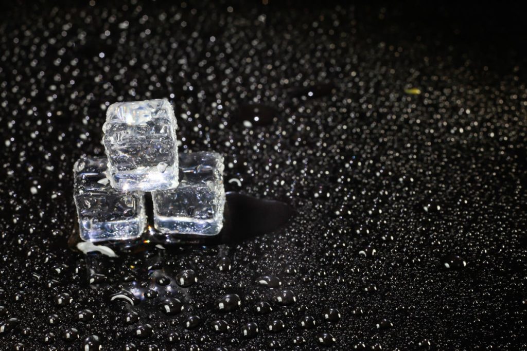 کدام یک زودتر یخ می‌زند؛ آب گرم یا سرد؟