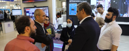 بازدید رئیس کمیته اقتصاد دیجیتال مجلس از غرفه‌های «یونالینک» و «هوش‌سامان»