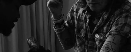 خالکوبی معنادار جانی دپ یک ماه پس از پیروزی در دادگاه افترا علیه امبر هرد + ویدیو