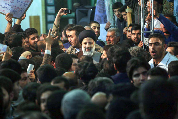 جزئیات نظرسنجی های گزارش شده در روزنامه ایران؛ ۶۴.۵ درصد مردم ایران شادند