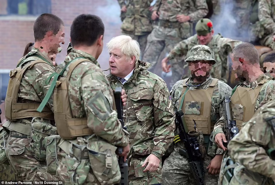 حضور بوریس جانسون در تمرینات آموزشی سربازان اوکراین توسط نیروهای بریتانیا + ویدیو
