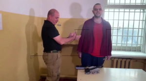 خواندن سرود ملی روسیه توسط زندانی بریتانیایی در زندان دونتسک