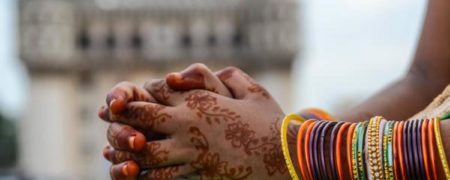 مجازات کول کردن شوهر و گرداندن در خیابان برای زن هندی متهم به خیانت + ویدیو